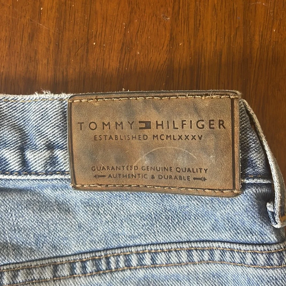 Tommy Hilfiger mens relaxed fit jeans. Size 36 inseam 30. EUC. Light blue wash